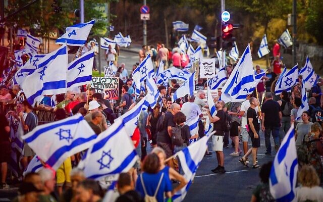 Des manifestants contre la refonte judiciaire du gouvernement défilant, à Tel Aviv, le 19 août 2023. (Crédit : Avshalom Sassoni/Flash90) Des manifestants contre la refonte judiciaire du gouvernement défilant, à Tel Aviv, le 19 août 2023. (Crédit : Avshalom Sassoni/Flash90)