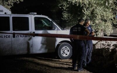 Photo d'illustration : la police sur la scène d'un quadruple homicide dans la ville arabe d'Abu Snan, dans le nord du pays, le 22 août 2023. (Crédit : Shir Torem/Flash90)