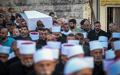 Des personnes en deuil assistant aux funérailles de Salman Khalab, 66 ans, l'une des quatre victimes d'une fusillade brutale à Abu Snan la nuit précédente, à Yarka, dans le nord d'Israël, le 23 août 2023. (Crédit : Flash90)