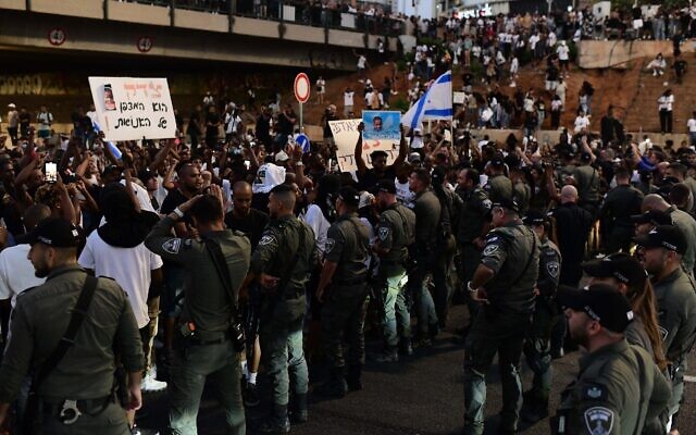 Des manifestants bloquant Ayalon lors d'une manifestation contre le traitement par les forces de l'ordre d'une enquête sur un délit de fuite à Netanya dans lequel un garçon de 4 ans a été tué, à Tel Aviv le 23 août 2023. (Crédit : Tomer Neuberg/Flash90)
