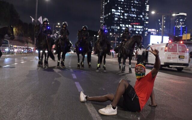 La garde montée lors d'une manifestation contre la gestion par les forces de l'ordre d'une enquête sur un délit de fuite à Netanya dans lequel un garçon de 4 ans a été tué, à Tel Aviv, le 23 août 2023. (Crédit : Tomer Neuberg/Flash90)