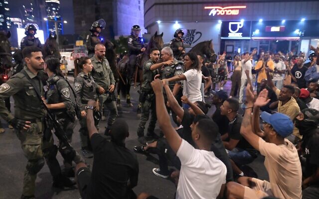 Des manifestants affrontant la police lors d'une manifestation contre la gestion par les forces de l'ordre d'une enquête sur un délit de fuite à Netanya dans lequel un garçon de 4 ans a été tué, à Tel Aviv, le 23 août 2023. (Crédit : Tomer Neuberg/Flash90)