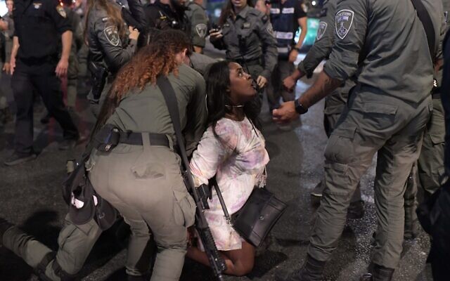 La police dispersant les manifestants d'une route principale lors d'une manifestation contre la gestion par les forces de l'ordre d'une enquête sur un délit de fuite à Netanya dans lequel un garçon de 4 ans a été tué,  à Tel Aviv , le 23 août 2023. (Crédit : Tomer Neuberg/Flash90)