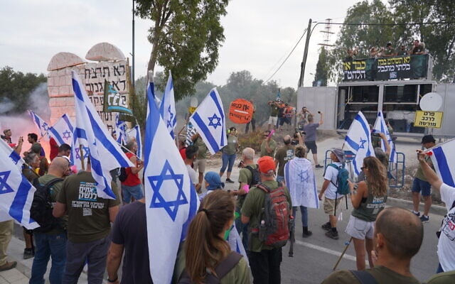 Des personnes manifestant devant le domicile du ministre des Finances Bezalel Smotrich, dans l'implantation juive de Kedumim, en Cisjordanie, le 24 août 2023. (Crédit : Hillel Maeir/Flash90) Des personnes manifestant devant le domicile du ministre des Finances Bezalel Smotrich, dans l'implantation juive de Kedumim, en Cisjordanie, le 24 août 2023. (Crédit : Hillel Maeir/Flash90)