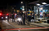 La scène d'une attaque à l'arme blanche à la station de tramway Shivte Israel, à Jérusalem, le 30 août 2023. (Crédit : Yonatan Sindel/FLASH90)
