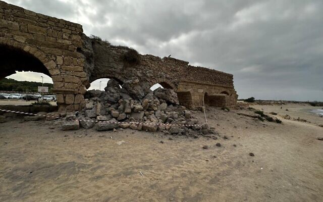 Une arche de l'ancien aqueduc romain de Césarée qui s'est effondrée le 18 août 2023. (Crédit : Muhammad Khater/Autorité israélienne des Antiquités) Une arche de l'ancien aqueduc romain de Césarée qui s'est effondrée le 18 août 2023. (Crédit : Muhammad Khater/Autorité israélienne des Antiquités)