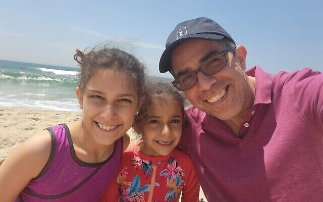 Liba (au centre) et Sara Goldschmidt, dont on pense qu'elles ont été enlevées par leur mère lors d'un voyage en Israël, avec leur père Ofer. (Autorisation) Liba (au centre) et Sara Goldschmidt, dont on pense qu'elles ont été enlevées par leur mère lors d'un voyage en Israël, avec leur père Ofer. (Autorisation)