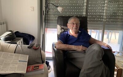 Yehuda Bauer dans son appartement du quartier de Beit HaKerem, à Jérusalem, le 3 juillet 2023. (Crédit : Charlie Summers/Times of Israel)