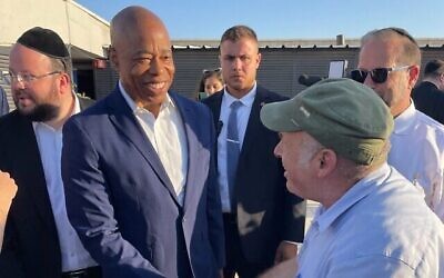 Le maire de New York, Eric Adams (à gauche), rencontre Natan Sharansky à Jérusalem, le 21 août 2023. (Crédit : Carrie Keller-Lynn/Times of Israel)