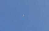 Un petit drone survolant la Bande de Gaza, le 21 août 2023. (Crédit : Capture d'écran X/Twitter)