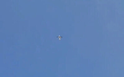 Un petit drone survolant la Bande de Gaza, le 21 août 2023. (Crédit : Capture d'écran X/Twitter)