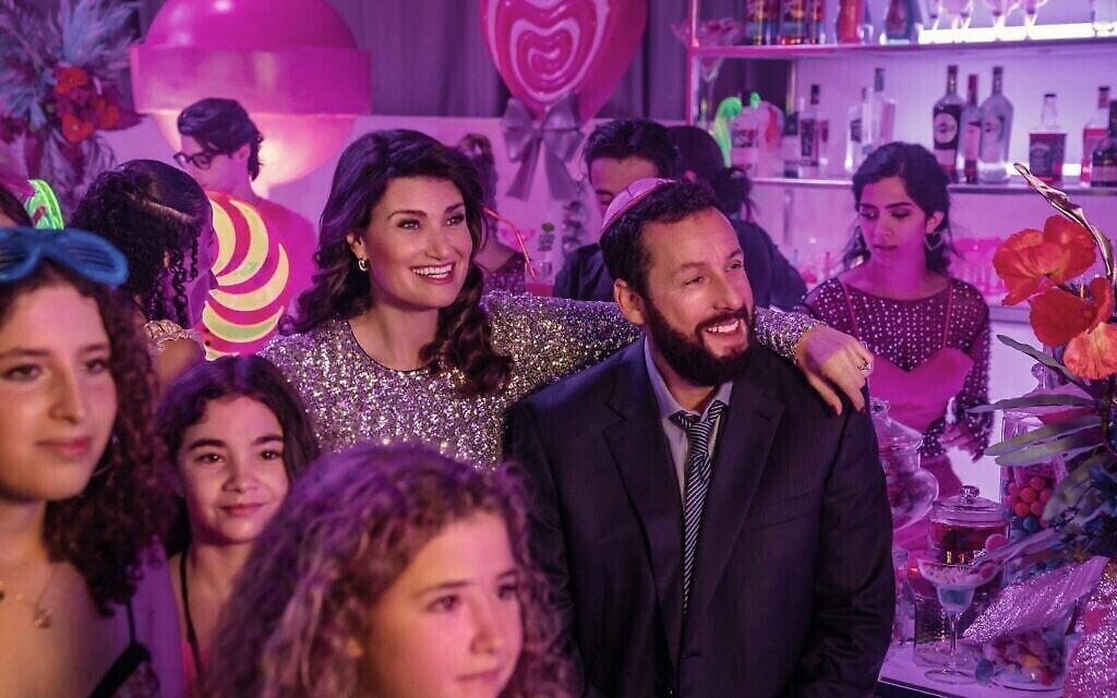 Idina Menzel et Adam Sandler dans une scène du film Netflix « You Are So Not Invited to My Bat Mitzvah ». (Crédit : Scott Yamano/Netflix)