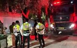 Des sauveteurs du Magen David Adom et des pompiers sur les lieux d'un incendie à Rosh HaAyin le 1er août 2023. (Crédit : (Magen David Adom)