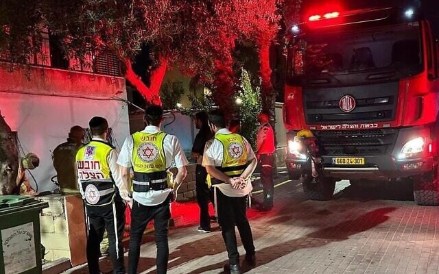 Des sauveteurs du Magen David Adom et des pompiers sur les lieux d'un incendie à Rosh HaAyin le 1er août 2023. (Crédit : (Magen David Adom) Des sauveteurs du Magen David Adom et des pompiers sur les lieux d'un incendie à Rosh HaAyin le 1er août 2023. (Crédit : (Magen David Adom)