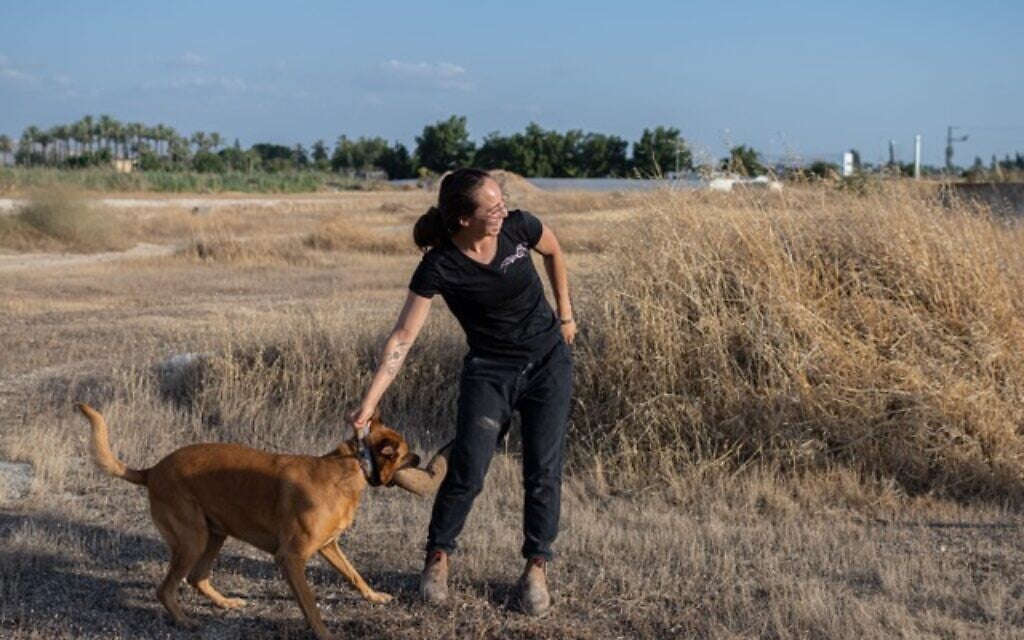 Nitzan Tal avec le chien de sauvetage Paige lors d'un exercice dans le cadre du projet Locate, printemps 2023. (Crédit : Shanie Roth Photography)