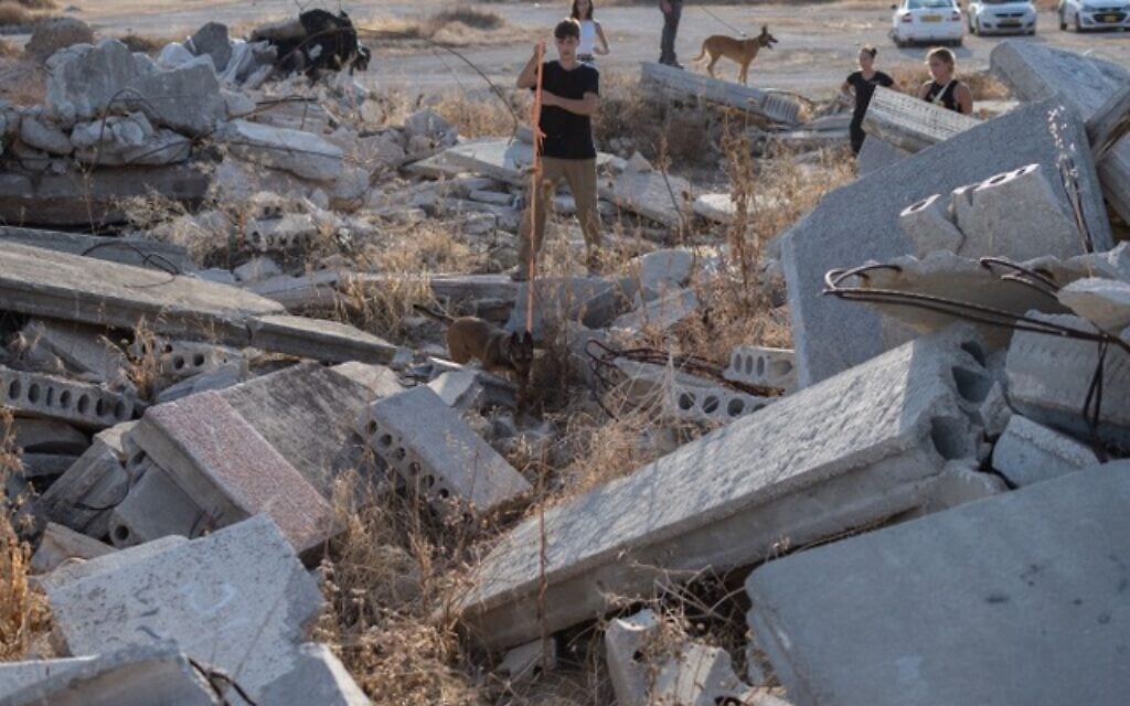Oded Raveh et son chien Fifi participent à un entraînement dans le cadre du projet Locate, au printemps 2023. (Crédit : Shanie Roth Photography)
