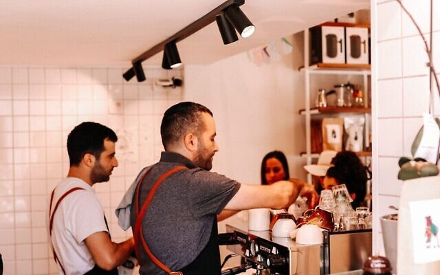 Les frères Michael et Daniel Ronen ont ouvert leur café Birma dans le quartier allemand en 2021, vite devenu une référence (Autorisation de Birma) Les frères Michael et Daniel Ronen ont ouvert leur café Birma dans le quartier allemand en 2021, vite devenu une référence (Autorisation de Birma)