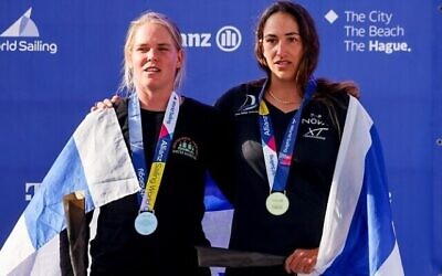 Shahar Tibi (à droite) et Katy Spychakov, médaillées d'or et d'argent dans la catégorie iQFoil féminine aux Championnats du monde de voile aux Pays-Bas, le 19 août 2023. (Crédit : Sailing Energy)