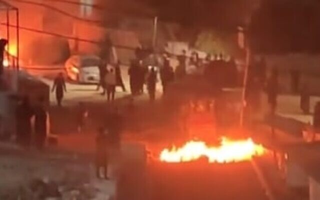 Les extrémistes haredim à Beit Shemesh, le 29 août 2023. (Capture d'écran/X)