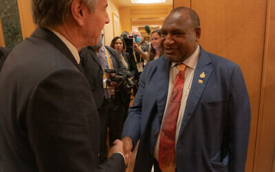 Le secrétaire d'État américain Antony Blinken saluant le Premier ministre de Papouasie-Nouvelle-Guinée, James Marape, 17 novembre 2022. (Crédit : Domaine public)