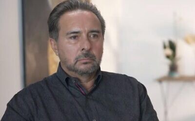 Tomas Zeron, ancien directeur de l'Agence d'investigations criminelles du Mexique, avait fui en Israël en 2019 et il demande l'asile au pays. (Crédit : Capture d'écran de la Douzième chaîne  ; utilisée conformément à la clause 27a de la loi sur le droit d'auteur)