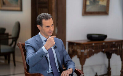 Le dictateur syrien Bashar el-Assad s'exprimant lors d'une interview, à Damas, le 9 août 2023. (Crédit : Page Telegram de la présidence syrienne via AP)
