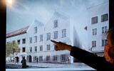 Un homme pointe du doigt un écran montrant le plan choisi pour la refonte architecturale de la maison natale d'Adolf Hitler, lors d'une conférence de presse au ministère de l'Intérieur à Vienne, en Autriche, le 2 juin 2020. (Crédit : Joe Klamar/AFP)