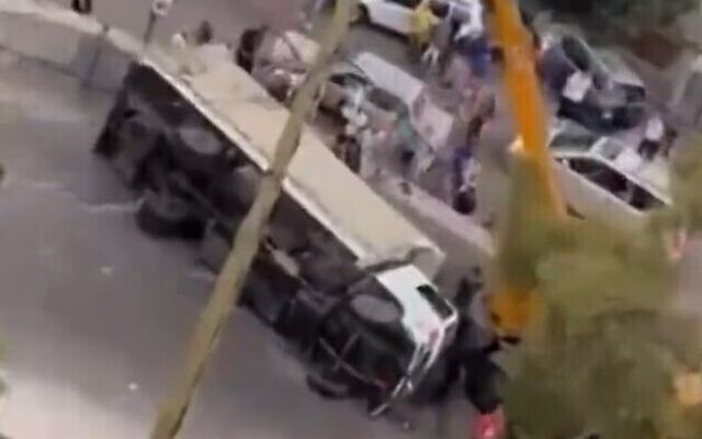 Un camion du Hezbollah renversé, dans la ville libanaise de Kahale, le 9 août 2023. (Crédit : Capture d'écran ; Twitter/X ; utilisée conformément à l'article 27a de la loi sur le droit d'auteur) Un camion du Hezbollah renversé, dans la ville libanaise de Kahale, le 9 août 2023. (Crédit : Capture d'écran ; Twitter/X ; utilisée conformément à l'article 27a de la loi sur le droit d'auteur)