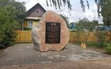 Un monument érigé sur le lieu de naissance de feu le président israélien Shimon Peres dans la ville de Vishneva, en Biélorussie, le 2 août 2023. (Crédit : Shlomi Peles)