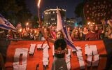 Des manifestants contre la refonte du système judiciaire rassemblés devant la résidence privée du Premier ministre Benjamin Netanyahu, rue Azza, le 5 août 2023. (Crédit : Ben Cohen) 