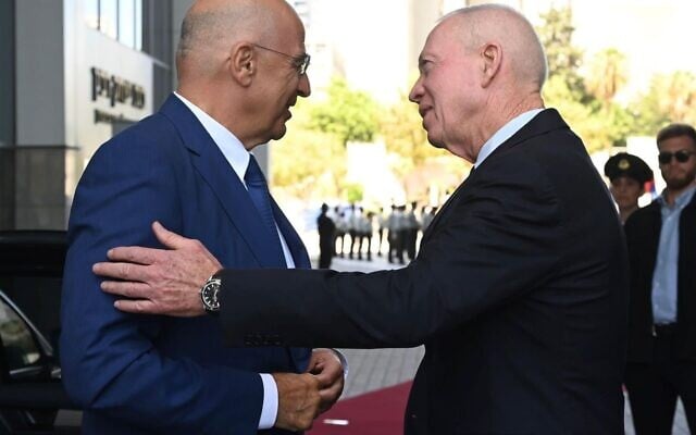 Le ministre de la Défense Yoav Gallant, à droite, accueillant son homologue grec, Nikos Dendias, au quartier général de l'armée, à Tel Aviv, le 7 août 2023. (Crédit : Ariel Hermoni/Ministère de la Défense) Le ministre de la Défense Yoav Gallant, à droite, accueillant son homologue grec, Nikos Dendias, au quartier général de l'armée, à Tel Aviv, le 7 août 2023. (Crédit : Ariel Hermoni/Ministère de la Défense)