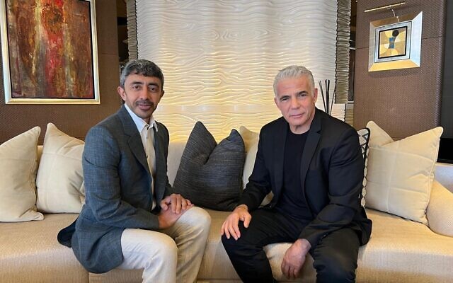 Le chef de l'opposition et ancien Premier ministre Yaïr Lapid, à droite, et le ministre des Affaires étrangères des Émirats arabes unis Abdullah bin Zayed, en Italie, le 8 août 2023. (Crédit : Bureau de Yaïr Lapid) Le chef de l'opposition et ancien Premier ministre Yaïr Lapid, à droite, et le ministre des Affaires étrangères des Émirats arabes unis Abdullah bin Zayed, en Italie, le 8 août 2023. (Crédit : Bureau de Yaïr Lapid)