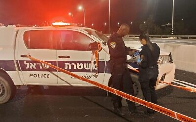 Illustration : La scène d'une fusillade mortelle, sur la Route 40, le 8 août 2023. (Crédit : Police israélienne)