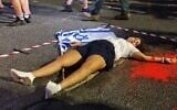 Une performance artistique contre la violence sexiste lors du principal rassemblement contre la refonte judiciaire, à Tel Aviv, le 12 août 2023. (Crédit : Doron Margulies)
