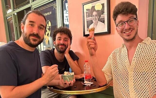 Les membres du groupe Imagine Dragon mangeant une glace Anita Gelato, avant leur concert du 29 août 2023 au parc HaYarkon, dans le quartier de Neve Tzedek, à Tel Aviv. (Autorisation)
