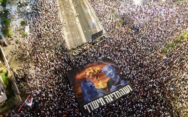 Des manifestants anti-gouvernement, à Tel Aviv, le 26 août 2023. (Crédit : Gitaï Palti)
