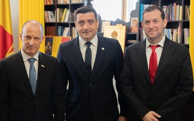 De gauche à droite : l'ambassadeur d'Israël en Roumanie Reuven Azar, le chef du parti AUR George Simion et le chef du Conseil régional de Samarie Yossi Dagan se rencontrant au Parlement roumain, à Bucarest, le 28 août 2023. (Crédit : AUR) De gauche à droite : l'ambassadeur d'Israël en Roumanie Reuven Azar, le chef du parti AUR George Simion et le chef du Conseil régional de Samarie Yossi Dagan se rencontrant au Parlement roumain, à Bucarest, le 28 août 2023. (Crédit : AUR)
