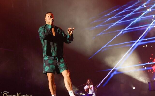 Dan Reynolds, chanteur du groupe Imagine Dragons, qui s'est produit devant une foule de plus de 62 000 personnes, au parc HaYarkon, à Tel Aviv, le 29 août 2023.  (Crédit : Omer Keidar)
