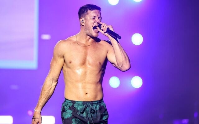 Dan Reynolds, chanteur d'Imagine Dragons, qui s'est produit devant une foule de plus de 62 000 personnes, au parc HaYarkon, à Tel Aviv, le 29 août 2023. (Crédit :  Omer Keidar)