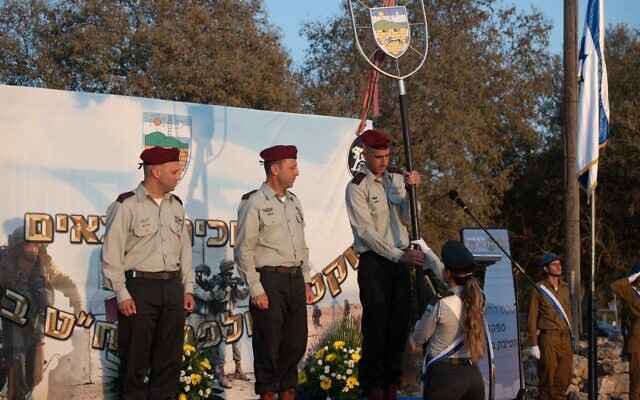De gauche à droite : Le colonel Eliav Elbaz, chef sortant de la brigade régionale de Binyamin, le général de brigade Avi Blot, chef de la division de Judée et Samarie, et le colonel Liran Biton, chef entrant de la brigade régionale de Binyamin, lors d'une cérémonie de passation de pouvoirs, à Shilo, le 23 août 2023. (Crédit : Armée israélienne) De gauche à droite : Le colonel Eliav Elbaz, chef sortant de la brigade régionale de Binyamin, le général de brigade Avi Blot, chef de la division de Judée et Samarie, et le colonel Liran Biton, chef entrant de la brigade régionale de Binyamin, lors d'une cérémonie de passation de pouvoirs, à Shilo, le 23 août 2023. (Crédit : Armée israélienne)