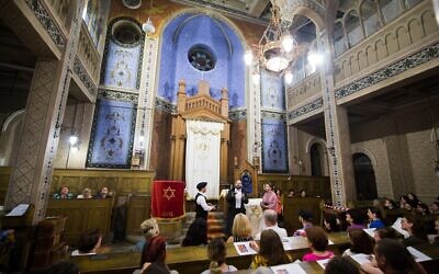 La pièce de théâtre "A Secret About Joy", de la dramaturge Sarah Brown, jouée par les acteurs Andrei Gîlcescu, Ștefan Tunsoiu et Ana Monica Vîlcu, dans la Grande synagogue de Sibiu, en Roumanie. (Autorisation)