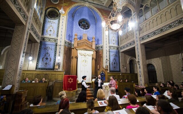 La pièce de théâtre "A Secret About Joy", de la dramaturge Sarah Brown, jouée par les acteurs Andrei Gîlcescu, Ștefan Tunsoiu et Ana Monica Vîlcu, dans la Grande synagogue de Sibiu, en Roumanie. (Autorisation) La pièce de théâtre "A Secret About Joy", de la dramaturge Sarah Brown, jouée par les acteurs Andrei Gîlcescu, Ștefan Tunsoiu et Ana Monica Vîlcu, dans la Grande synagogue de Sibiu, en Roumanie. (Autorisation)