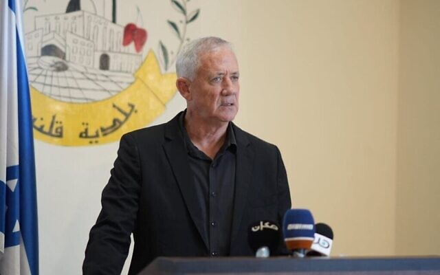 Benny Gantz, député et chef du parti HaMahane HaMamlahti, en visite à Tira, le 23 août 2023. (Crédit : Elad Malka)