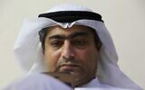 Le militant des droits de l'Homme Ahmed Mansoor utilisant son iPhone, à Ajman, aux Émirats arabes unis, le 25 août 2016. (Crédit : Jon Gambrell/AP)