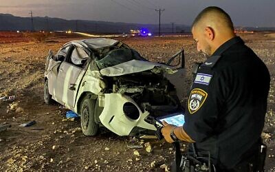 La police sur les lieux d'un accident près d'Eilat qui a tué une fillette de 6 ans, grièvement blessé un garçon de 9 ans et modérément blessé un homme, le 12 août 2023. (Crédit : Police israélienne)