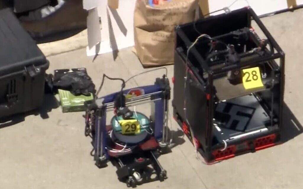 Capture d'écran d'une vidéo de KTLA5 montrant des imprimantes 3D saisies au domicile de Ryan Scott Bradford, dont l'une est clairement ornée d'une croix gammée. (Crédit : Capture d'écran YouTube ; utilisée conformément à l'article 27a de la loi sur les droits d'auteur) Capture d'écran d'une vidéo de KTLA5 montrant des imprimantes 3D saisies au domicile de Ryan Scott Bradford, dont l'une est clairement ornée d'une croix gammée. (Crédit : Capture d'écran YouTube ; utilisée conformément à l'article 27a de la loi sur les droits d'auteur)