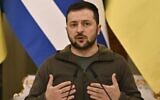 Le président ukrainien Volodymyr Zelensky s'exprimant lors d'une conférence de presse conjointe avec le président grec à la suite de leur rencontre , dans le contexte de l'invasion russe de l'Ukraine, au palais Mariinskiy, à Kiev, le 3 novembre 2022. (Crédit : Genya Sqvilov/AFP)