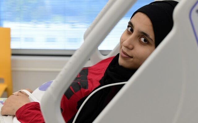 Shahad , une jeune fille de 18 ans originaire de Gaza, a reçu un pacemaker d'un tout nouveau genre en Israël à l'hôpital Wolfson, au mois de septembre 2023. (Autorisation: Save a Child's Heart) Shahad , une jeune fille de 18 ans originaire de Gaza, a reçu un pacemaker d'un tout nouveau genre en Israël à l'hôpital Wolfson, au mois de septembre 2023. (Autorisation: Save a Child's Heart)