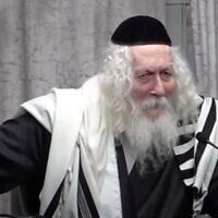 Le rabbin Eliezer Berland exhortant ses disciples à se rendre à Ouman, en août 2022. (Crédit : Capture d'écran YouTube ; utilisée conformément à l'article 27a de la loi sur le droit d'auteur)