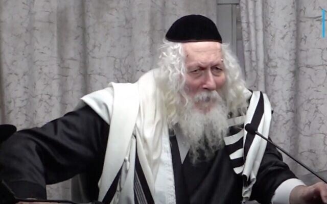 Le rabbin Eliezer Berland exhortant ses disciples à se rendre à Ouman, en août 2022. (Crédit : Capture d'écran YouTube ; utilisée conformément à l'article 27a de la loi sur le droit d'auteur)